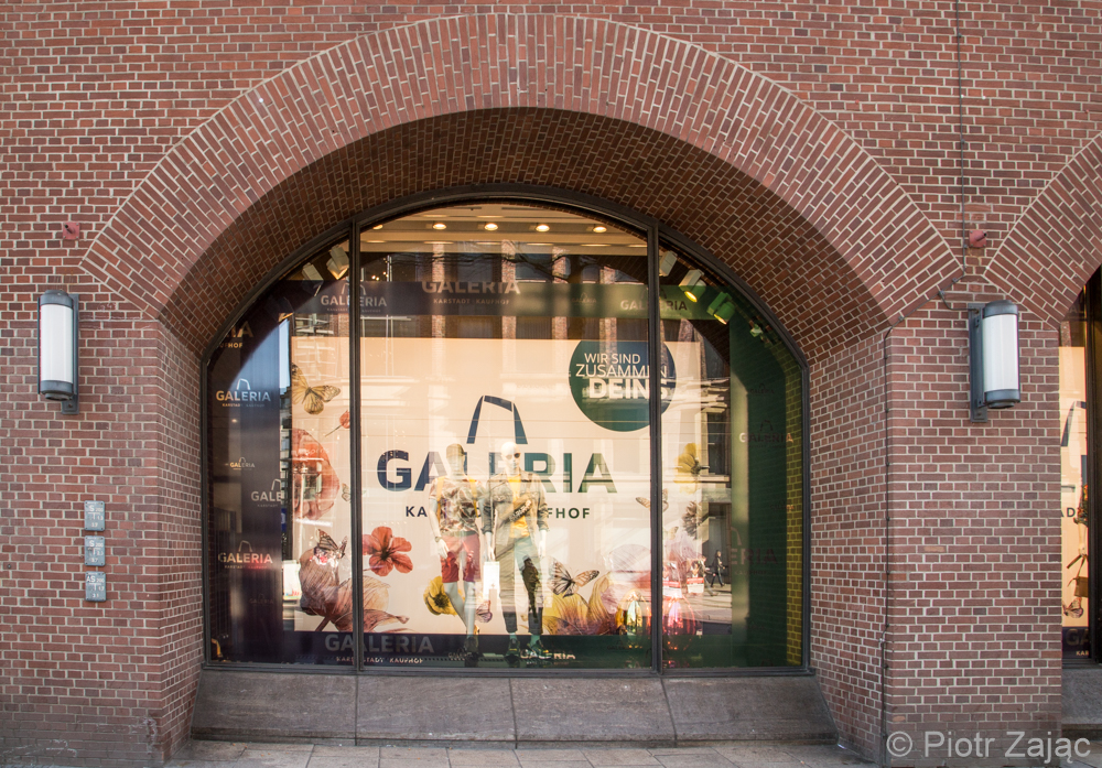 The storefront that doubled for AVIS rental.